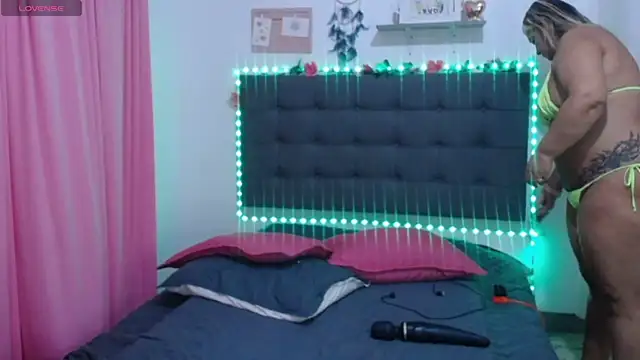 LenaDIaz online show from 10-30-25, 10:17