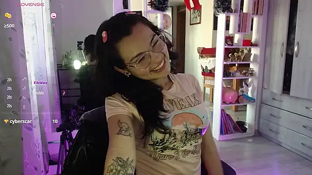 Snapshot of lauvelez__ chatting on 01-07-26, 08:14 lauvelez online show from 01-07-26, 08:14