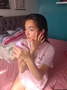 Snapshot of lauvelez__ chatting on 02-04-26, 02:34 lauvelez online show from 02-04-26, 02:34