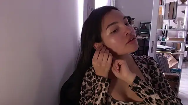 Snapshot of lauvelez__ chatting on 11-10-25, 02:11 lauvelez online show from 11-10-25, 02:11