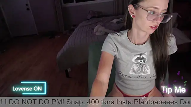 Snapshot of Plantbabeee chatting on 06-12-26, 03:48 Plantbabeee online show from 06-12-26, 03:48