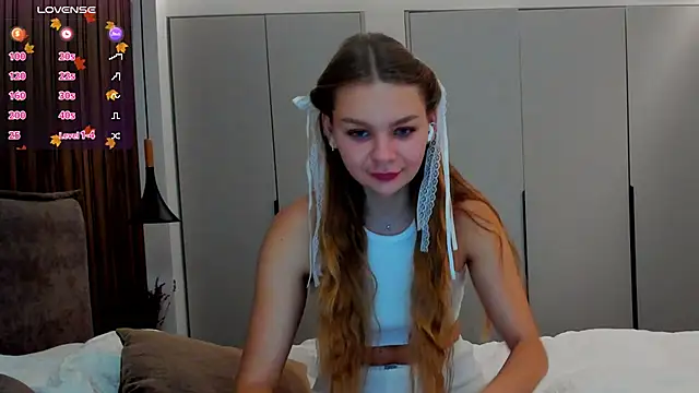 Snapshot of Molly_sweetie chatting on 10-15-25, 06:33 Molly sweetie online show from 10-15-25, 06:33