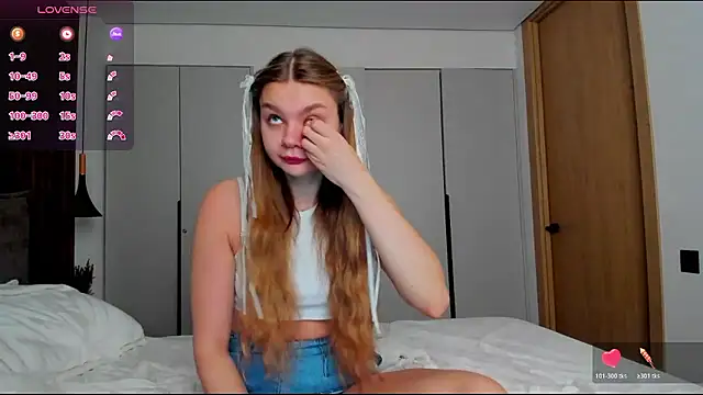 Snapshot of Molly_sweetie chatting on 02-19-26, 08:33 Molly sweetie online show from 02-19-26, 08:33