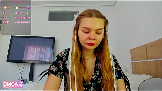 Snapshot of Molly_sweetie chatting on 05-13-26, 06:31 Molly sweetie online show from 05-13-26, 06:31