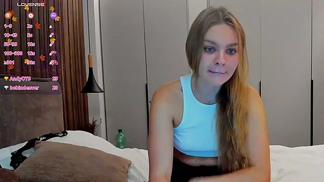 Snapshot of Molly_sweetie chatting on 10-13-25, 06:15 Molly sweetie online show from 10-13-25, 06:15