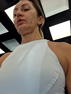 Snapshot of Miss____Mia_ chatting on 04-23-26, 08:21 Miss Mia online show from 04-23-26, 08:21