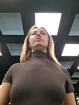 Miss    Mia  online show from 12-17-25, 09:36