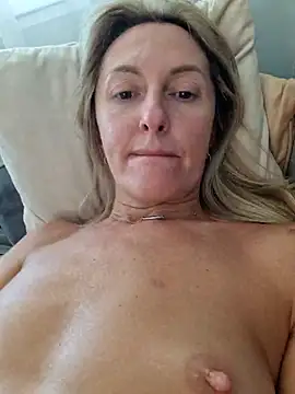 Snapshot of Miss____Mia_ chatting on 07-10-26, 07:19 Miss Mia online show from 07-10-26, 07:19