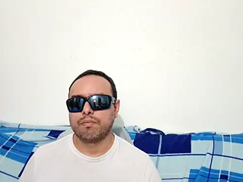 Snapshot of ElSunEagle chatting on 04-17-26, 02:36 ElSunEagle online show from 04-17-26, 02:36
