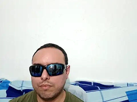 Snapshot of ElSunEagle chatting on 04-11-26, 03:03 ElSunEagle online show from 04-11-26, 03:03