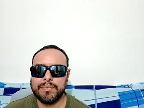 Snapshot of ElSunEagle chatting on 04-09-26, 02:35 ElSunEagle online show from 04-09-26, 02:35