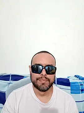 Snapshot of ElSunEagle chatting on 06-06-26, 02:39 ElSunEagle online show from 06-06-26, 02:39