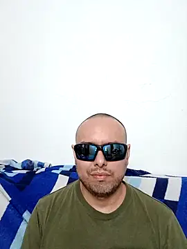 Snapshot of ElSunEagle chatting on 05-13-26, 02:29 ElSunEagle online show from 05-13-26, 02:29