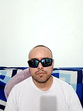 Snapshot of ElSunEagle chatting on 05-17-26, 02:33 ElSunEagle online show from 05-17-26, 02:33