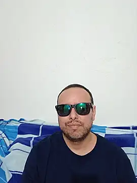 Snapshot of ElSunEagle chatting on 06-21-26, 02:39 ElSunEagle online show from 06-21-26, 02:39