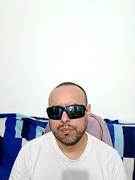 Snapshot of ElSunEagle chatting on 05-20-26, 02:41 ElSunEagle online show from 05-20-26, 02:41