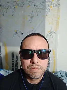 Snapshot of ElSunEagle chatting on 07-09-26, 04:24 ElSunEagle online show from 07-09-26, 04:24
