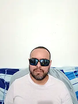 Snapshot of ElSunEagle chatting on 06-05-26, 03:33 ElSunEagle online show from 06-05-26, 03:33