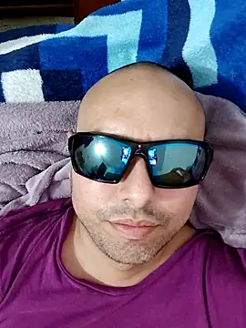 Snapshot of ElSunEagle chatting on 05-10-26, 02:37 ElSunEagle online show from 05-10-26, 02:37