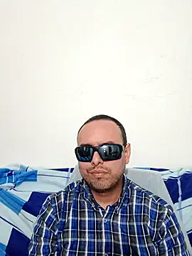 Snapshot of ElSunEagle chatting on 06-17-26, 02:33 ElSunEagle online show from 06-17-26, 02:33