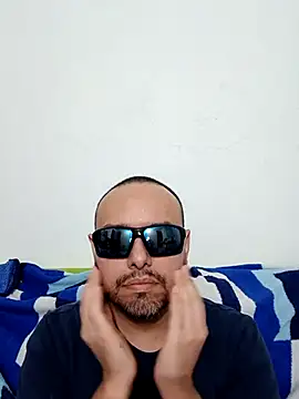 Snapshot of ElSunEagle chatting on 05-23-26, 02:32 ElSunEagle online show from 05-23-26, 02:32