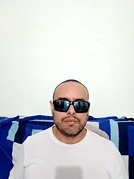 Snapshot of ElSunEagle chatting on 05-21-26, 02:31 ElSunEagle online show from 05-21-26, 02:31