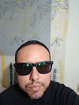 Snapshot of ElSunEagle chatting on 07-11-26, 02:12 ElSunEagle online show from 07-11-26, 02:12