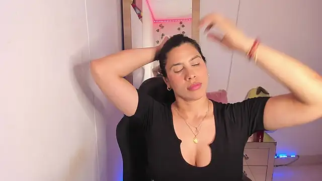 Snapshot of hellensexy chatting on 03-17-25, 12:32 hellensexy online show from 03-17-25, 12:32