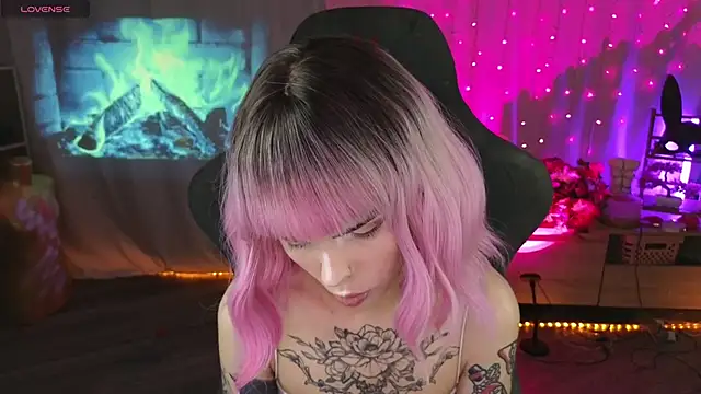 Snapshot of Kerry_Kirk chatting on 03-12-26, 11:20 Kerry Kirk online show from 03-12-26, 11:20