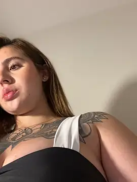 Snapshot of ValerieHilton chatting on 03-21-25, 12:51 ValerieHilton online show from 03-21-25, 12:51