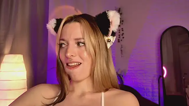 Snapshot of LoraaDoll chatting on 03-18-25, 02:17 LoraaDoll online show from 03-18-25, 02:17