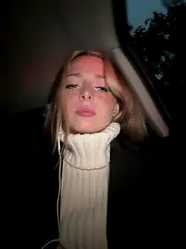Snapshot of LoraaDoll chatting on 09-24-25, 04:13 LoraaDoll online show from 09-24-25, 04:13