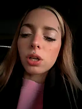 Snapshot of LoraaDoll chatting on 10-21-25, 02:49 LoraaDoll online show from 10-21-25, 02:49