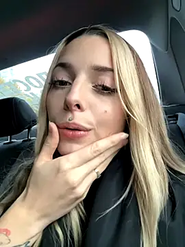 Snapshot of LoraaDoll chatting on 10-20-25, 02:17 LoraaDoll online show from 10-20-25, 02:17