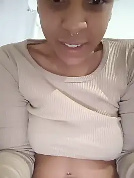 Julia Pretinha online show from 12-16-25, 01:37