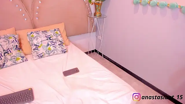 Miia Thompsonn online show from 11-25-25, 03:18