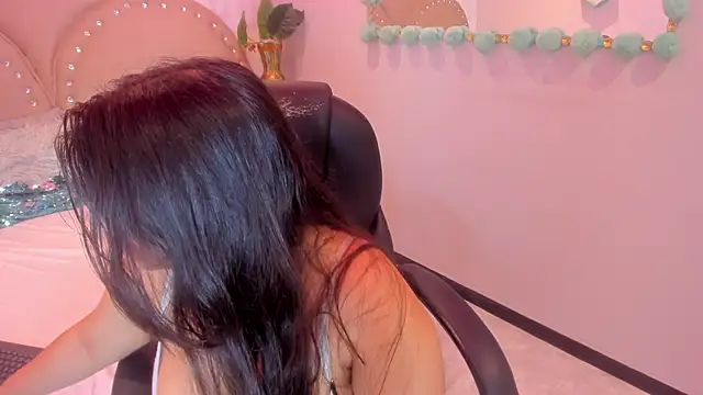 Miia Thompsonn online show from 11-18-25, 03:21