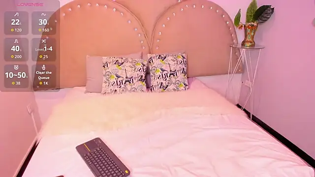 Miia Thompsonn online show from 12-16-25, 04:17