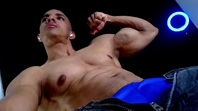 Snapshot of Antonywebb94 chatting on 10-22-25, 04:39 Antonywebb94 online show from 10-22-25, 04:39