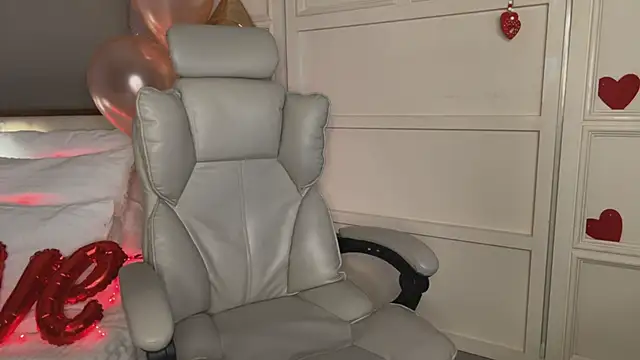 Snapshot of UrLillShy chatting on 02-14-25, 01:34 UrLillShy online show from 02-14-25, 01:34