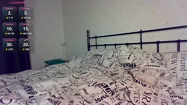 Snapshot of Athena_play chatting on 03-05-25, 09:15 Athena play online show from 03-05-25, 09:15