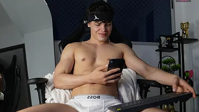 Snapshot of Max_cortes1 chatting on 11-01-25, 11:09 Max cortes1 online show from 11-01-25, 11:09