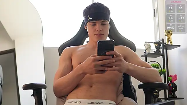 Snapshot of Max_cortes1 chatting on 10-21-25, 04:50 Max cortes1 online show from 10-21-25, 04:50