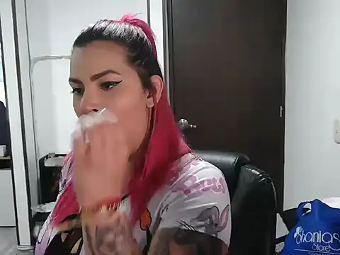 Snapshot of CarolinaRincon chatting on 02-25-25, 10:53 CarolinaRincon online show from 02-25-25, 10:53