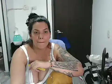 Snapshot of CarolinaRincon chatting on 03-12-25, 12:09 CarolinaRincon online show from 03-12-25, 12:09