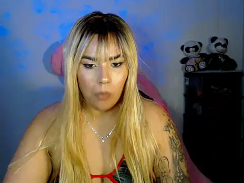 Snapshot of CarolinaRincon chatting on 11-20-25, 12:00 CarolinaRincon online show from 11-20-25, 12:00