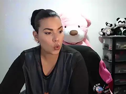 Snapshot of CarolinaRincon chatting on 11-22-25, 11:47 CarolinaRincon online show from 11-22-25, 11:47