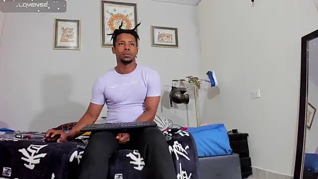 AlejoKhalifa  online show from 11-06-25, 08:40