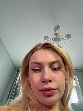 Snapshot of Meukotis chatting on 10-12-25, 08:37 Meukotis online show from 10-12-25, 08:37