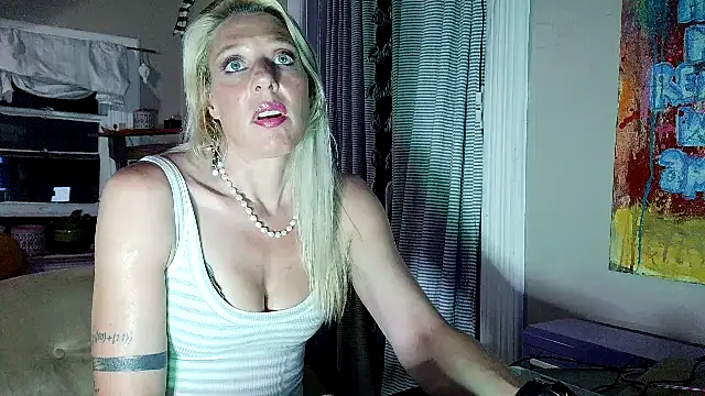 Snapshot of Glamazonx chatting on 06-04-26, 03:11 Glamazonx online show from 06-04-26, 03:11